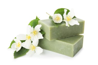 Sabun barları ve yasemin çiçekleri beyazda izole edilmiş.
