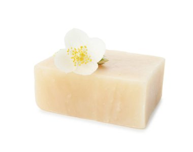 Sabun çubuğu ve yasemin çiçeği beyazda izole edilmiş.