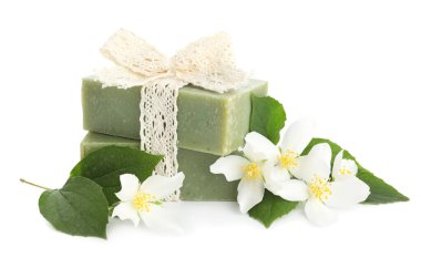 Sabun barları ve yasemin çiçekleri beyazda izole edilmiş.