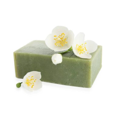 Sabun çubuğu ve yasemin çiçekleri beyaz üzerine izole edilmiş.