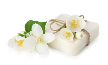 Sabun çubuğu ve yasemin çiçekleri beyaz üzerine izole edilmiş.
