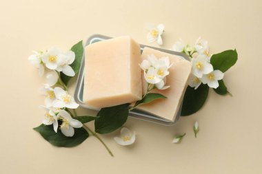 Bej arka planda sabun ve yasemin çiçekleri, düz yatış