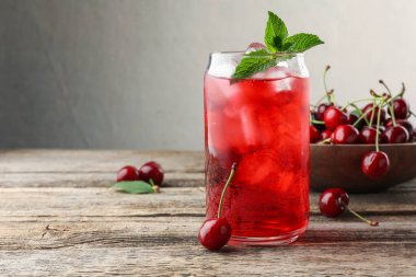 Buzlu vişneli gazoz, böğürtlen ve nane şekeri, yakın plan. Metin için boşluk