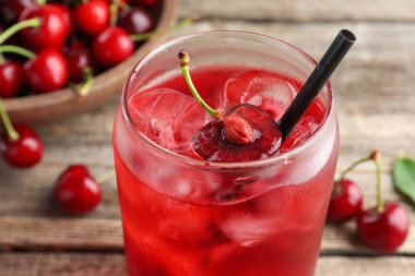Buzlu vişneli gazoz ve ahşap masada böğürtlen.