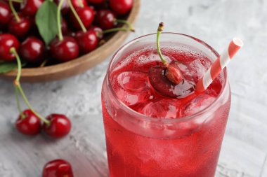 Buzlu vişneli gazoz ve gri desenli masada böğürtlen, yakın plan.