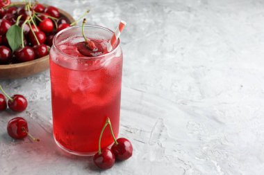 Buzlu vişneli gazoz ve gri desenli masada böğürtlen, yakın plan. Metin için boşluk