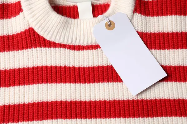 Örgü süveterin üzerindeki karton etiket, üst görünüm
