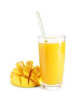 Bardakta lezzetli mango suyu ve beyaz üzerine izole edilmiş taze meyve.