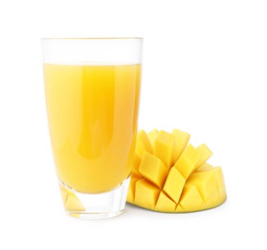 Bardakta lezzetli mango suyu ve beyaz üzerine izole edilmiş taze meyve.