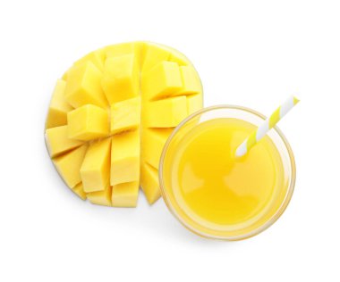Bardakta lezzetli mango suyu ve beyaza izole edilmiş taze meyve.