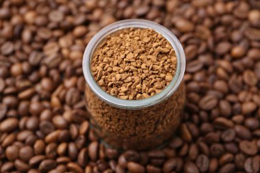 Kavanozda granüle hazır kahve, yakın plan.