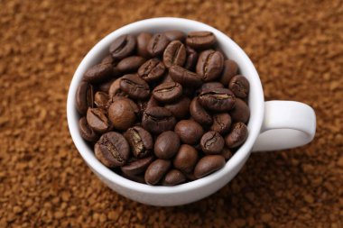 Bir fincan kızarmış fasulye granüle edilmiş hazır kahve, yukarıda.