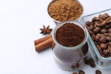 Farklı türde kahve, fasulye ve baharatlar ışık masasında, yakın plan. Metin için boşluk