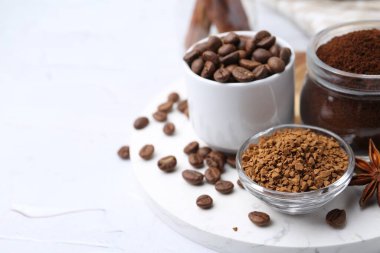 Farklı türde hazır kahve, fasulye ve baharatlar açık dokulu masa, yakın çekim. Metin için boşluk