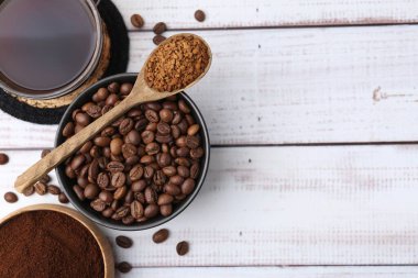 Farklı türde hazır kahve, fasulye ve aromatik içecek açık ahşap masa, düz yatak. Metin için boşluk