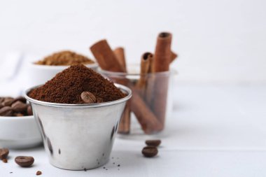 Işık masasında kahve tozu ve fasulye, seçici odaklanma. Metin için boşluk