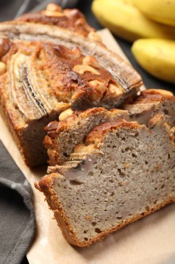 Masada fındıklı muz ekmeği kes, yakın plan.