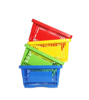 Beyaza izole edilmiş renkli alışveriş sepetleri yığını