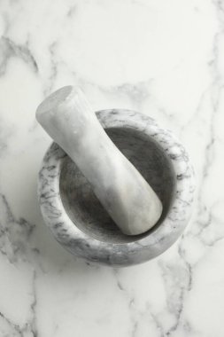 Havan topu ve tokmak beyaz mermer masa, üst görünüm