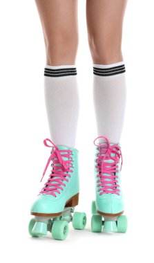 Beyaz arka planda patenli kadın, yakın plan.