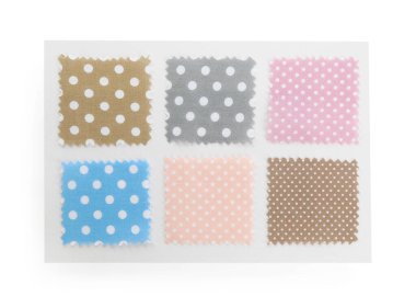 Puantiyeli kumaş örnekleri beyaz, üst görünümde izole