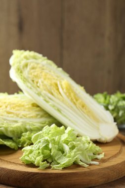 Ahşap masada taze kesilmiş Çin lahanası, yakın plan.