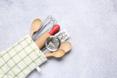 Farklı mutfak aletleri fırın eldivenlerinde, ışık masasında, üst tarafta. Metin için boşluk