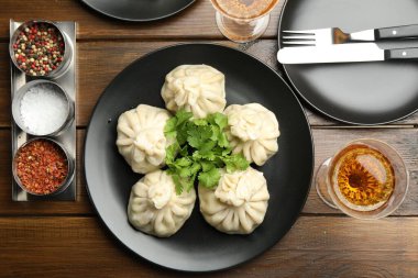 Nefis khinkali kişniş ve şarapla servis edilir ahşap masada, düz yatar