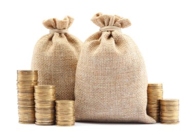 Çuvallar ve istiflenmiş paralar beyaz üzerine izole edilmiş