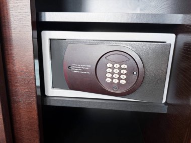 İçeride elektronik kilit olan çelik kasa, yakın plan.