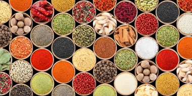 Siyah arka plandaki kaselerde farklı aromatik baharatlar seti. Pankart tasarımı