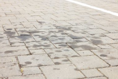 Açık havada motor yağı lekeleri, yakın plan.