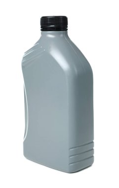 Plastik kaptaki motor yağı beyaza izole edilmiş.
