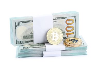 Kripto para birimi. Bitcoinler ve dolar banknotları beyaza izole edilmiş