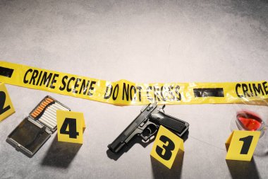 Adli tıp uzmanlığı. Açık gri arkaplan üzerinde kanıt, işaret ve polis bandı bulunan suç mahalli, metin için boşluk