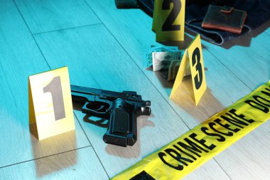 Adli tıp uzmanlığı. Kanıt, işaret ve polis bandı olan olay yeri, yakın çekim. Renkli tonlama efekti
