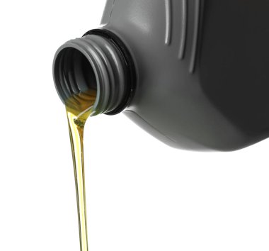 Beyaza izole edilmiş gri teneke kutudan motor yağı dökülüyor