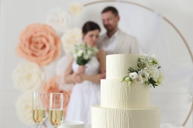 Mutlu evli çift içeride, düğün pastasına odaklan.