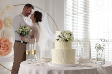 Mutlu evli çift içeride, düğün pastasına ve masadaki şampanya bardaklarına odaklan.