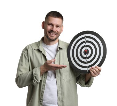 Hedef alınıyor. Beyaz arkaplanda ok ve dart tahtası olan adam