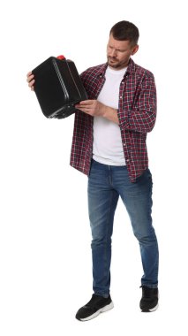 Beyaz arka planda plastik kutu tutan adam.