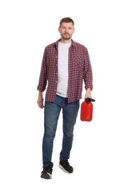 Beyaz arka planda plastik kutu tutan adam.