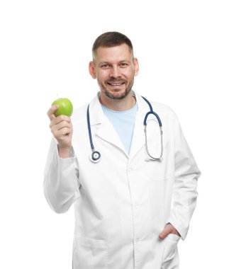 Beyaz arka planda yeşil elmalı ve steteskoplu beslenme uzmanı.