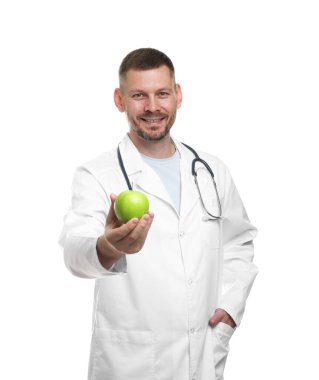 Beyaz arka planda yeşil elmalı ve steteskoplu beslenme uzmanı.
