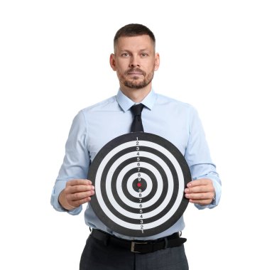 Hedef alınıyor. Beyaz arka planda dart tahtası olan adam