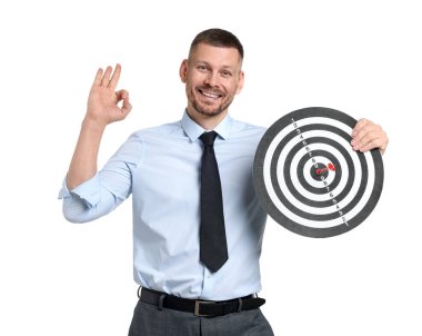 Hedef alınıyor. Ok ve dart tahtası olan adam beyaz arka planda iyi bir hareket gösteriyor.