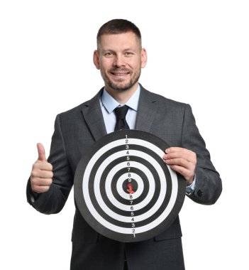 Hedef alınıyor. Dart tahtası olan adam beyaz arkaplanda başparmak gösteriyor