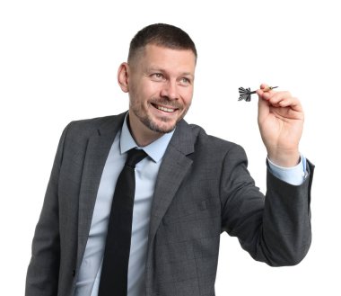 Hedef alınıyor. Beyaz arkaplanı hedefleyen dartlı bir adam.