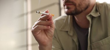 Arka planda sigara içen adam, yakın plan. Metin için boşluk