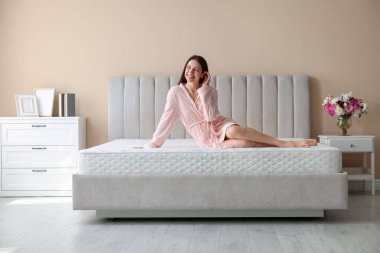 Evde ortopedik yatağı olan bir kadın.